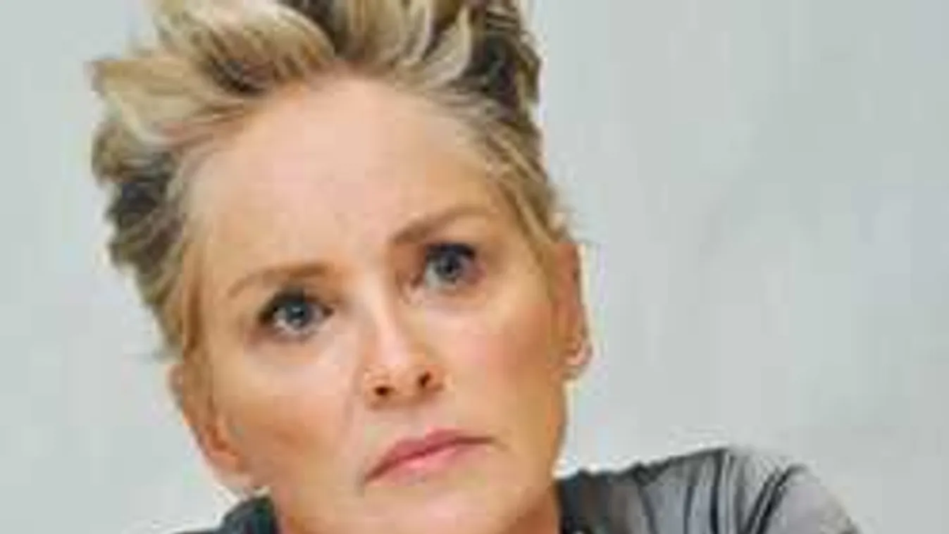 Erotika a parton, fiatal szerelmével kapták rajta a 60 éves színésznőt