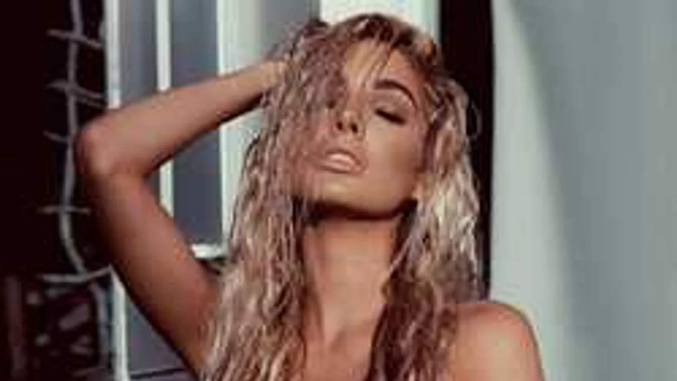 Meztelenül kényezteti magát a dús keblű modell