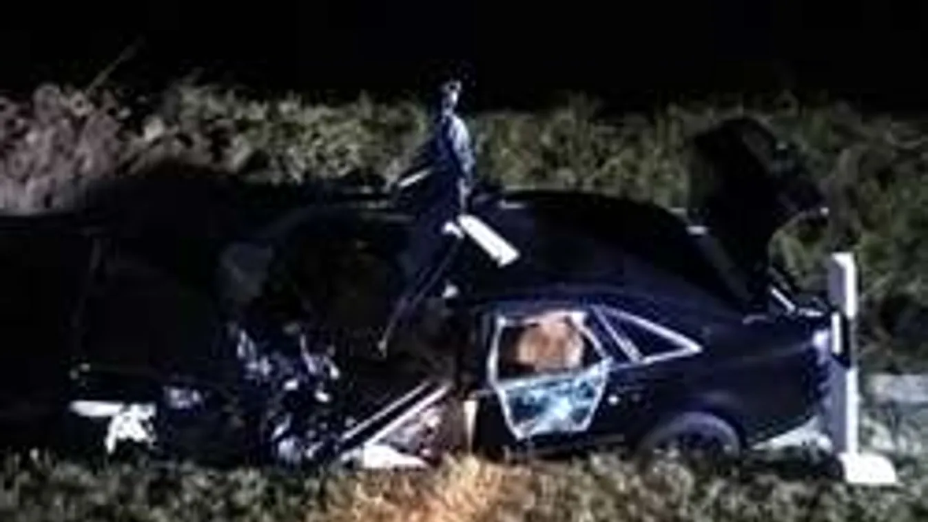 Brutálisan összetört egy luxusautó a halálos balesetben