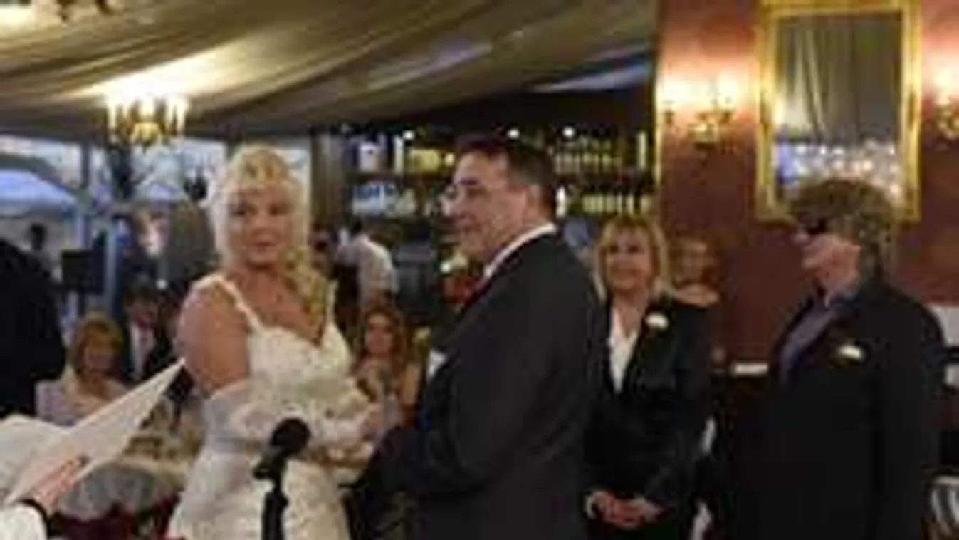 A 65 éves Karda Bea végre megmutatta a menyasszonyi ruháját