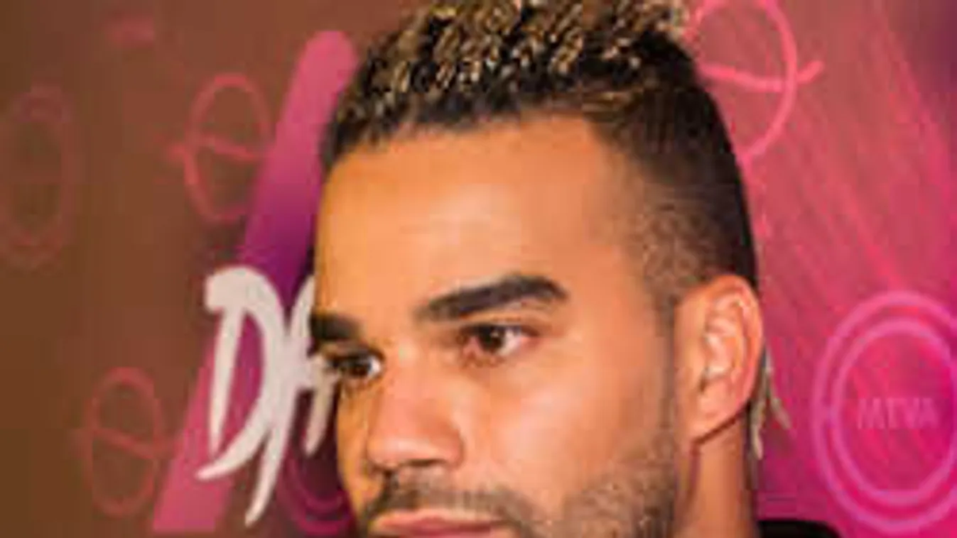 Meglepő kép került elő a magyar sztárról, meztelenül mosolyog a kádban