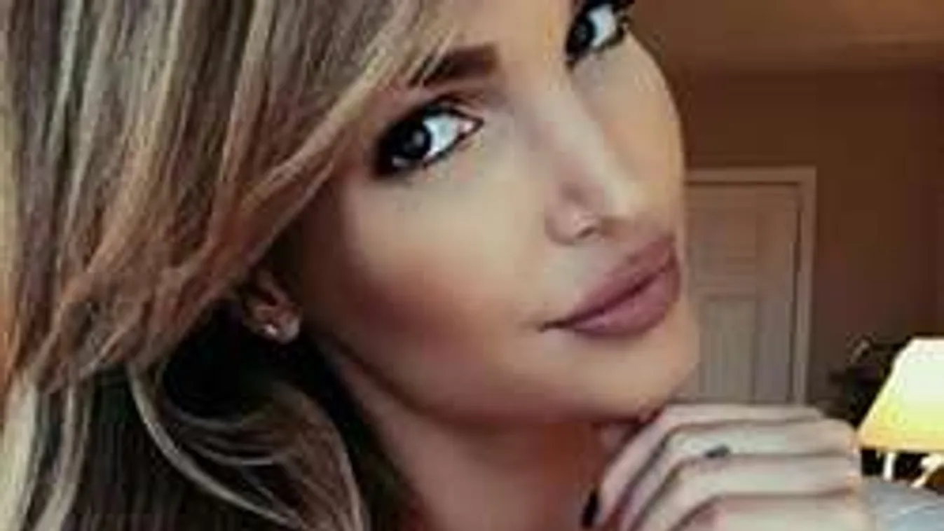 Zimány Linda hatalmas melleitől alig látjuk a karácsonyfát