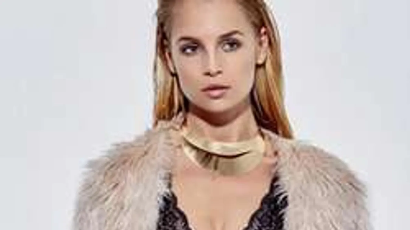 Szexi fotókkal búcsúzik az évtől Iszak Eszter