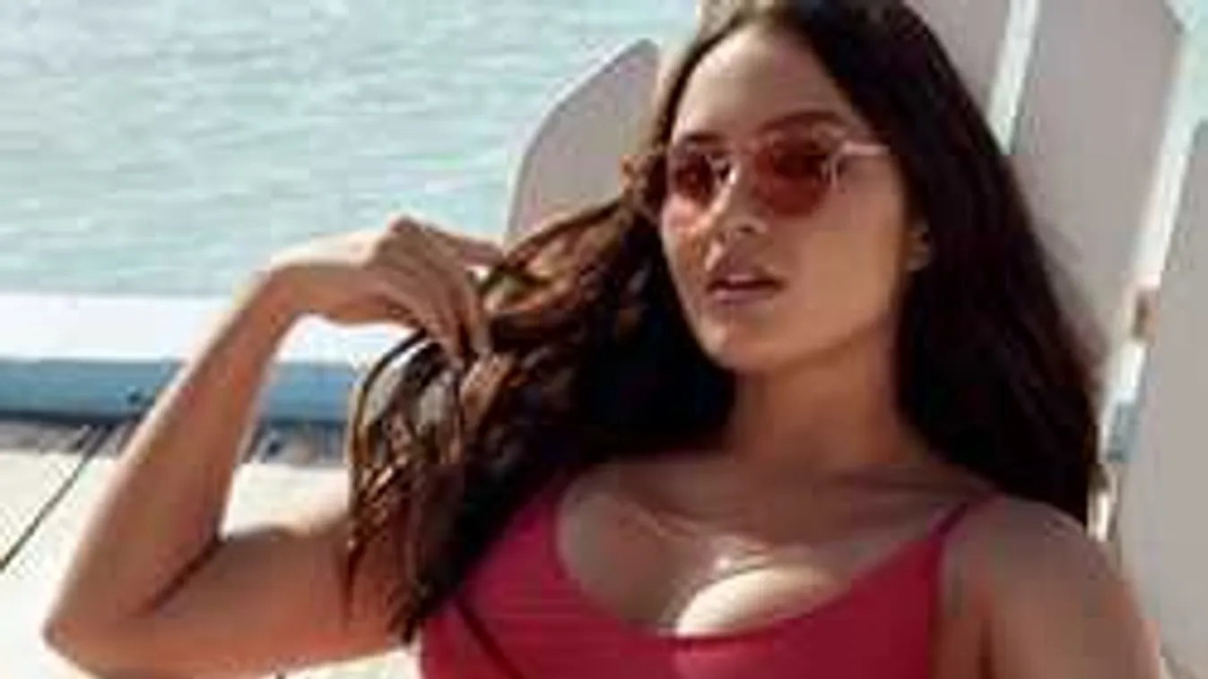 Vadító, bugyi és melltartó nélkül fotózták a kerek mellű harcoslányt