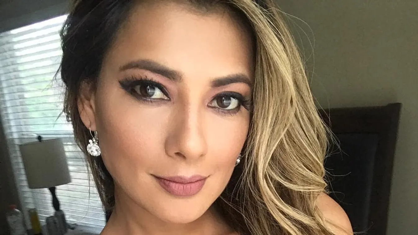 Lekerült a felső, félmeztelenül kéjeleg az almamellű színésznő