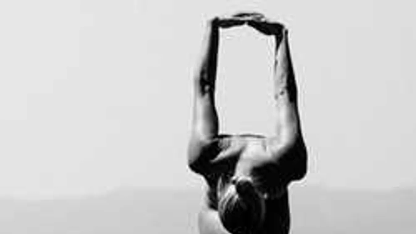 Százezrek követik: Ki lehet a meztelenül jógázó nő?