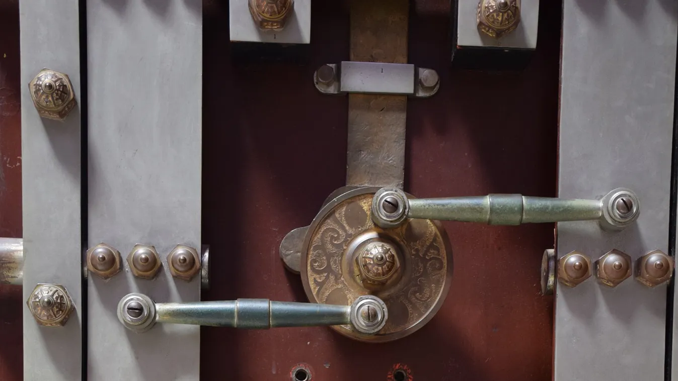 Titkos trezort találtak a NAV-osok a kőbányai árusnál, durva, mi volt benne