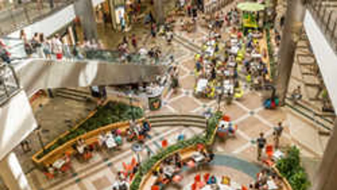 Kiscsaj bemegy a plázába... a folytatás pedig egy +18-as jelenet