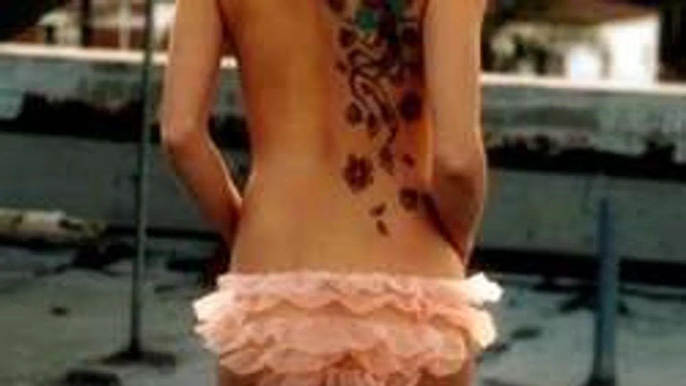 Vibrátoros bugyit húztak a lányok, így indultak a városba