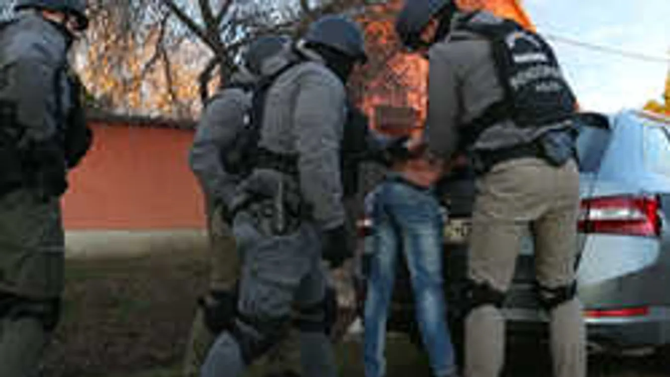 Készenléti rendőrök lepték el az utcát, akció Pest megyében