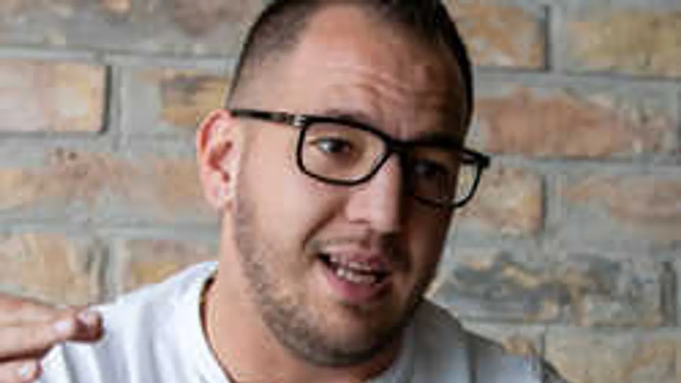 Ezt hallgasd meg: Szövegelés helyett énekel Curtis