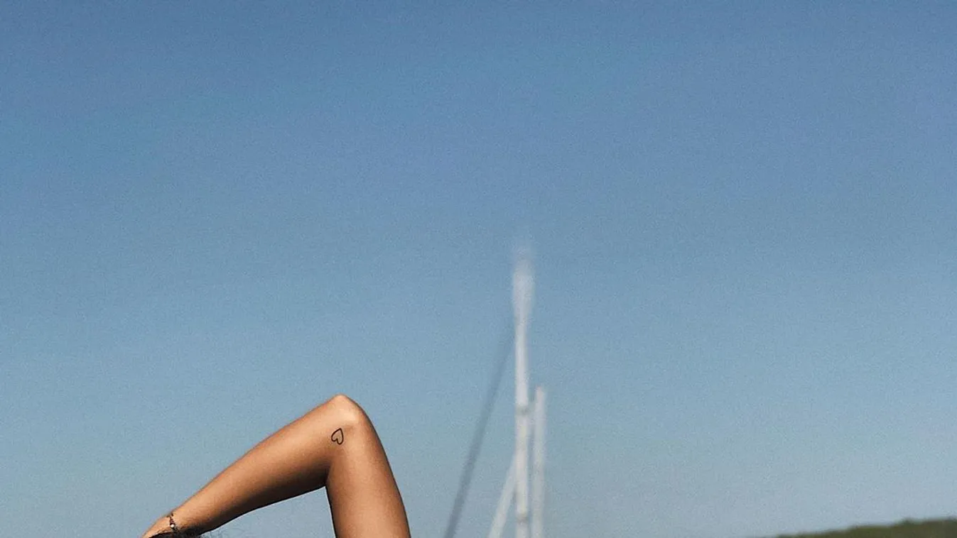 Se bugyi, se más: pucéran strandol az almamellű aktmodell