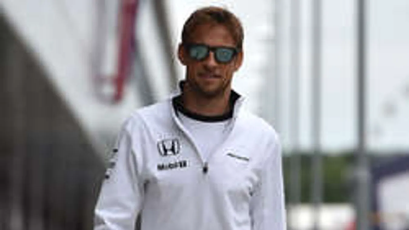 Magyar bombázókkal pózolt az F1 pilóta - Fotók