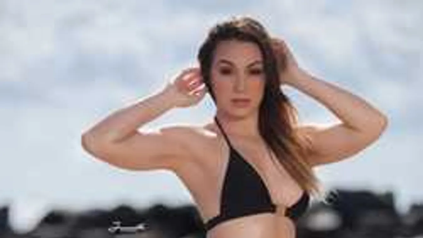 Mellbimbóival tartja a törölközőt a vadóc táncoslány