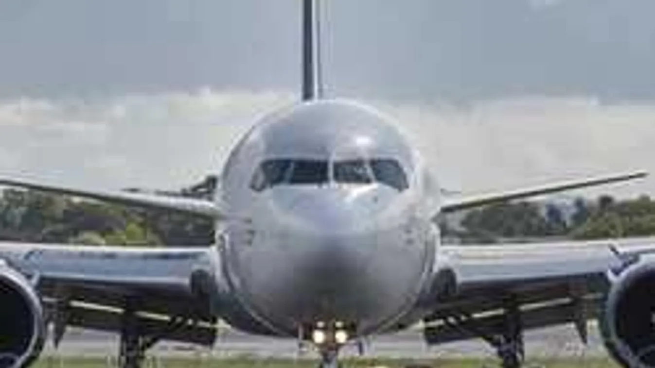 Döbbenet a repülőn, fegyveres rendőrök rángatták le a részeg pilótát