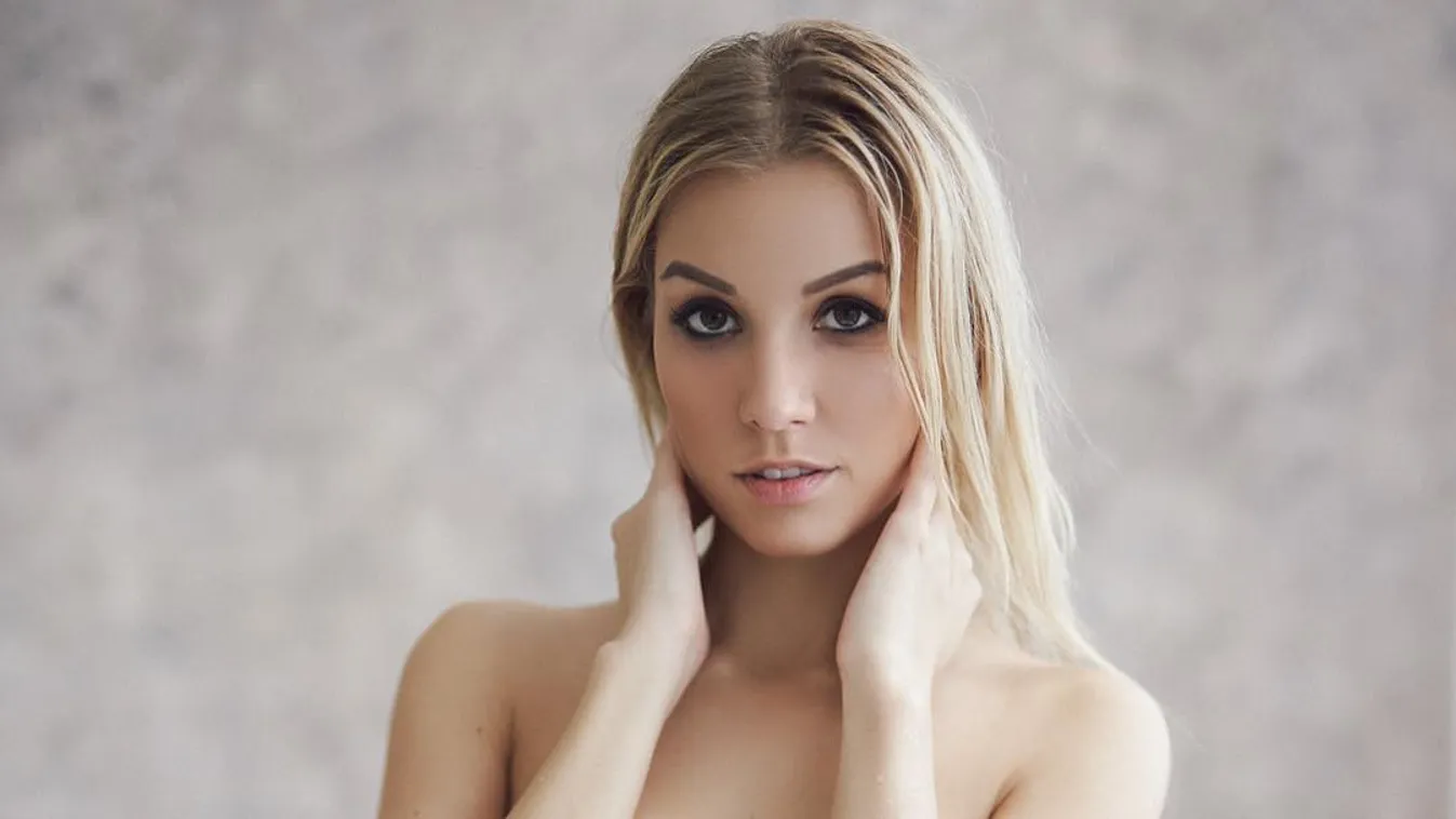 Napozás közben villantott mellbimbót az üzletasszony