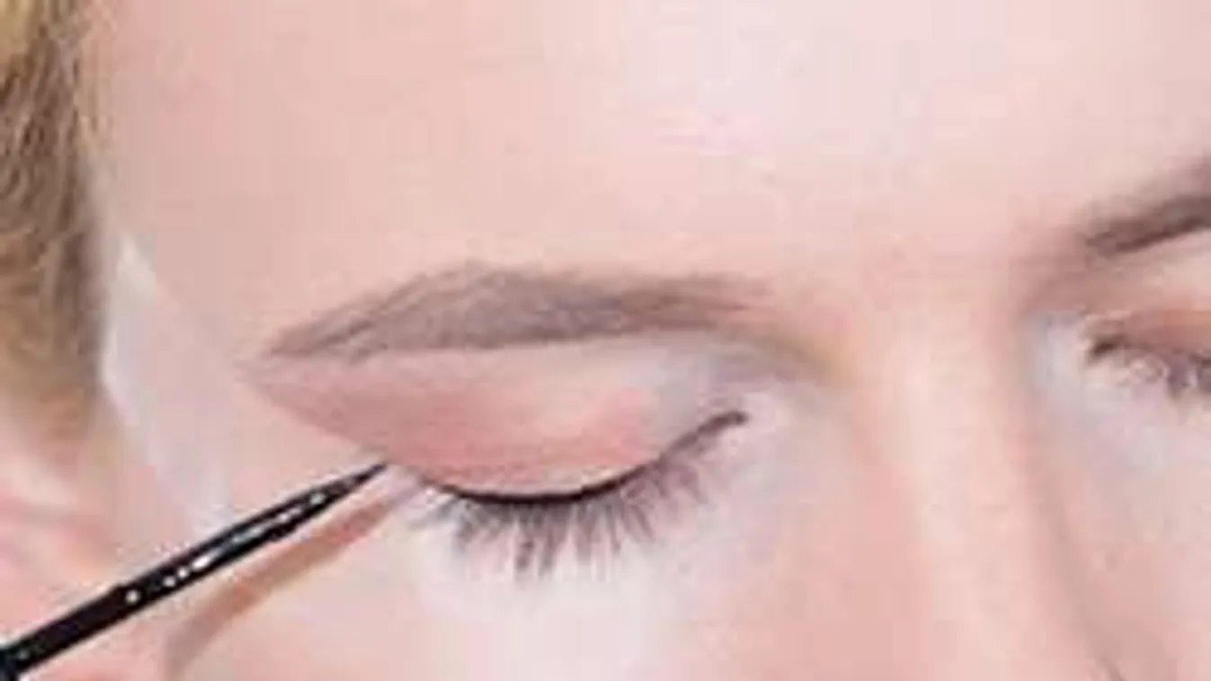 Tökéletes smink egy ragasztószalaggal. Nem lehet elrontani!