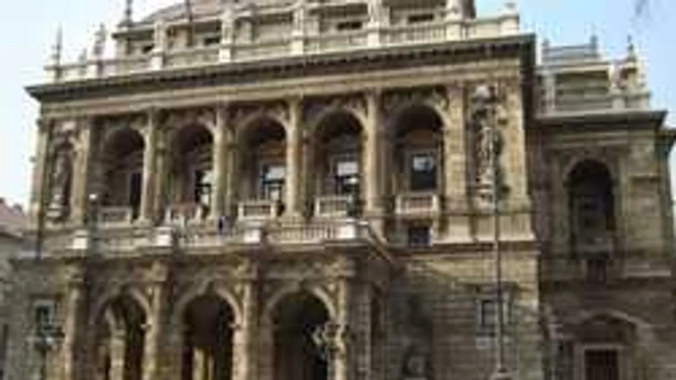 Tűzoltók az Operaháznál, kigyulladt a nevezetes épület