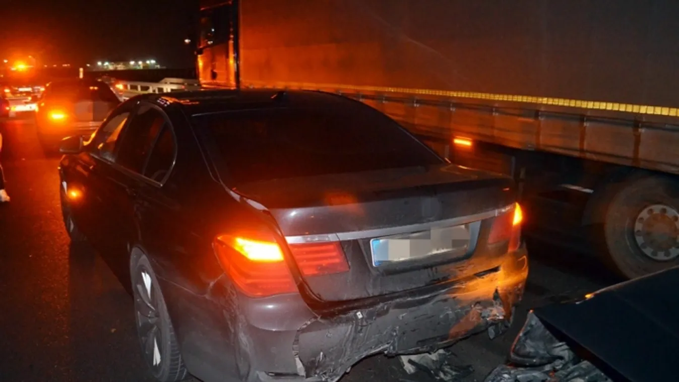 Tömegbaleset az M1-es autópályán, helyszíni fotók jöttek