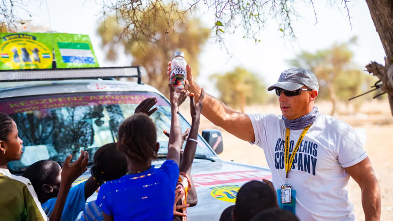 Egymást taposták az emberek Hosszú Katinka cuccaiért
