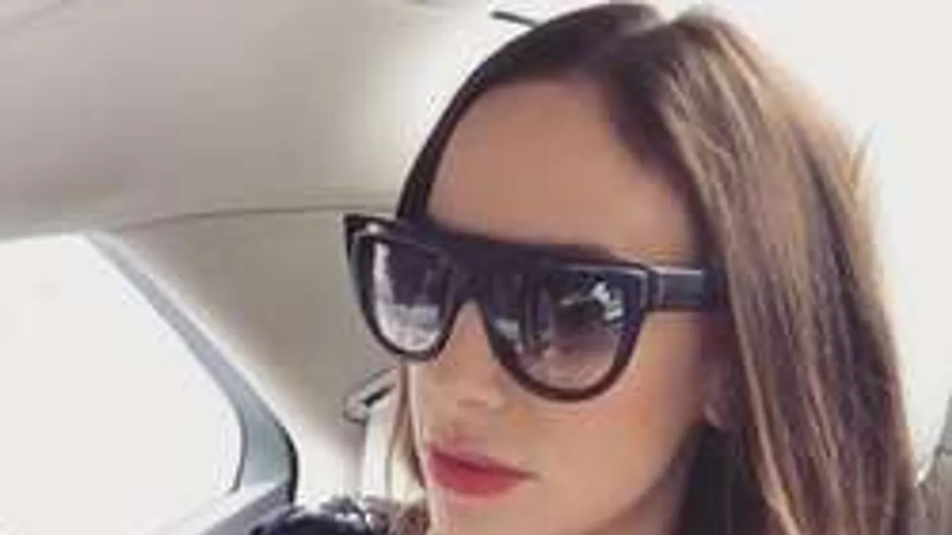 Vajna Tímea szexi haspólóban villantotta meg dögös alakját