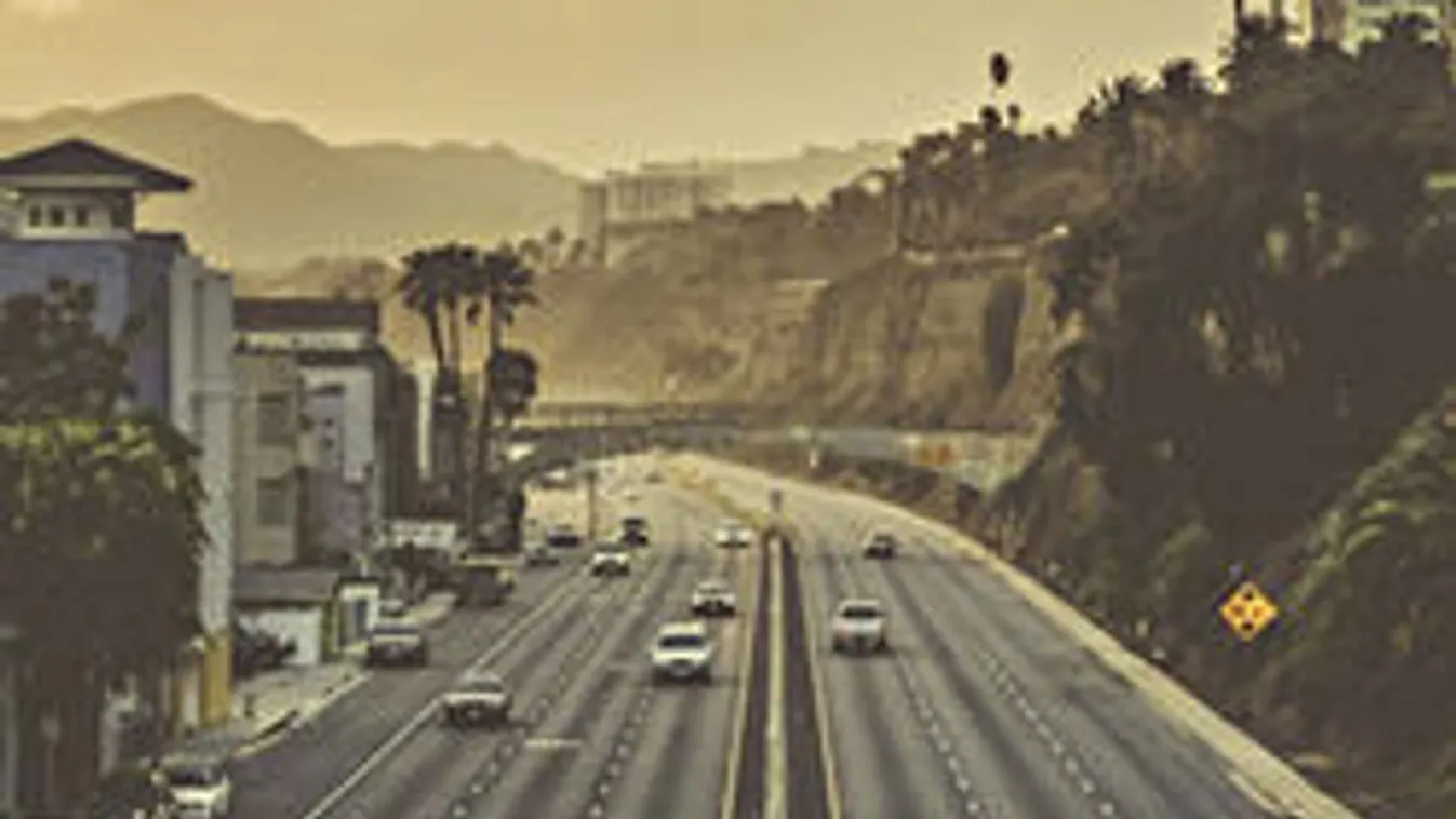 Így úszhatod meg a sorállást a külföldi autópálya matricáért