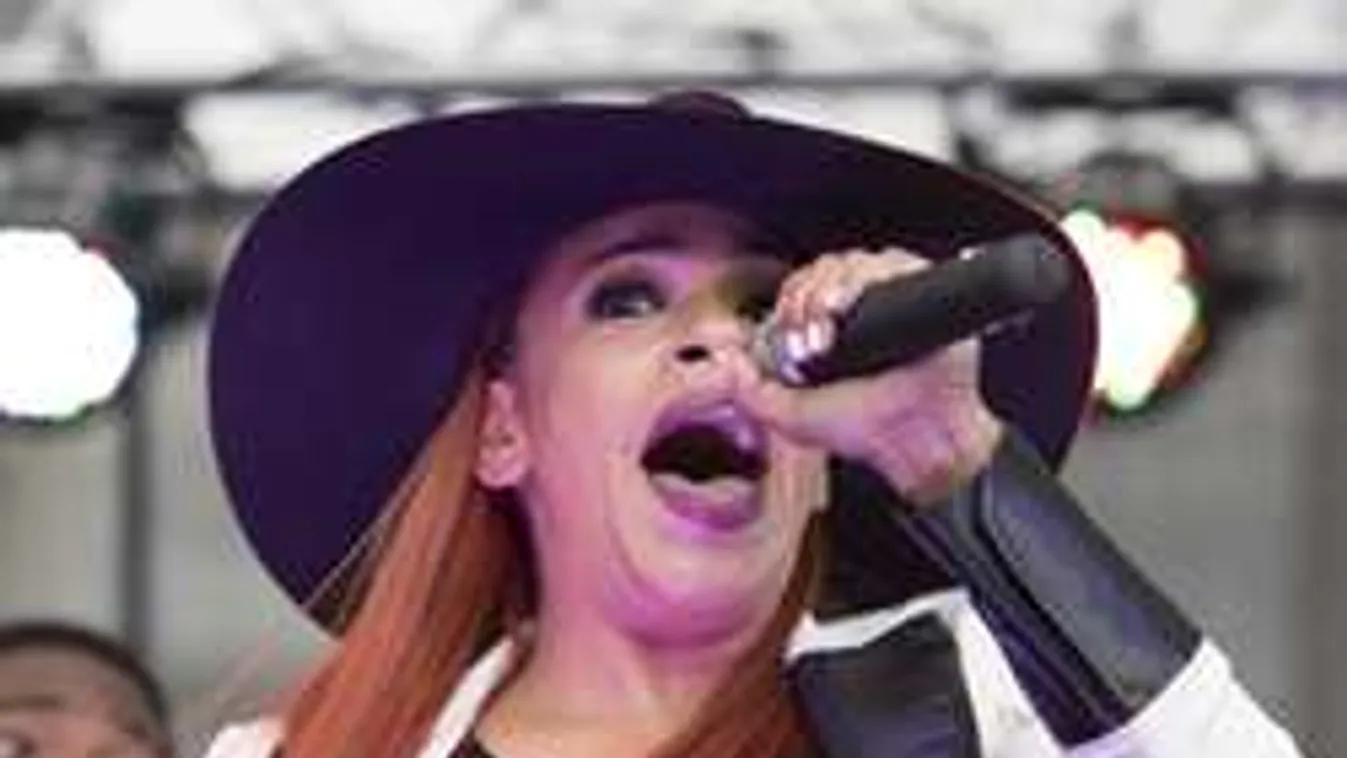 Az év villantását hozta össze a negyvenes sztárénekesnő