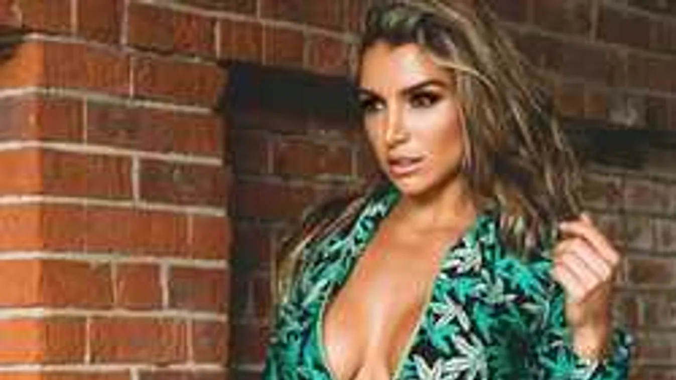 A fürdőszobában meztelenkedik a gömbölyű keblű sportolónő