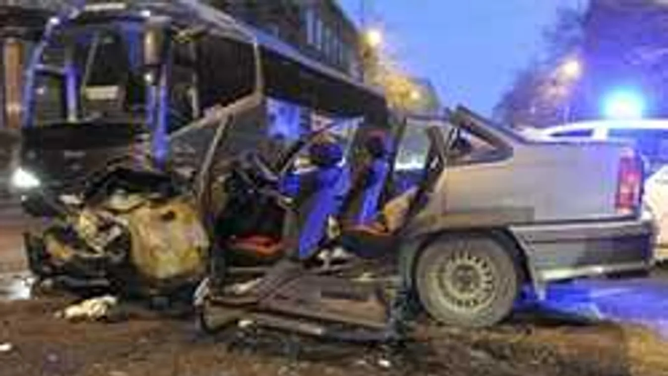 Durva fotók az Üllői úti balesetről, küzdenek a sofőr életéért