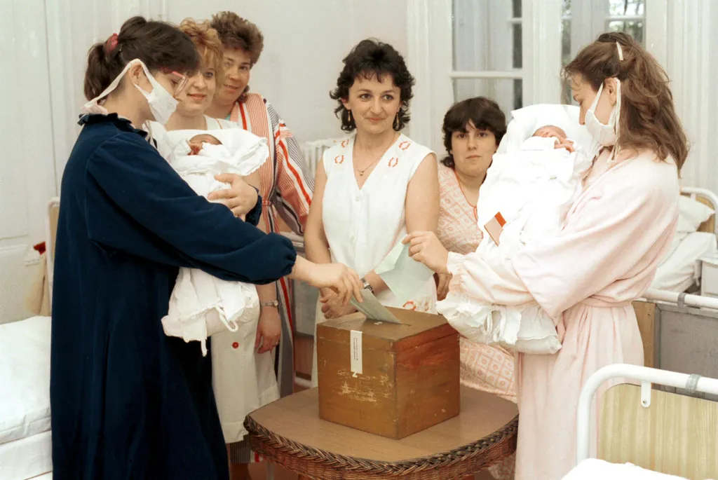 Mozgóurnában adhatták le szavazataikat a kismamák a népszavazás második fordulója alkalmából a szentedrei szülõotthonban. A képen: szavazás a szülõotthonban MTI Fotó: Cseke Csilla