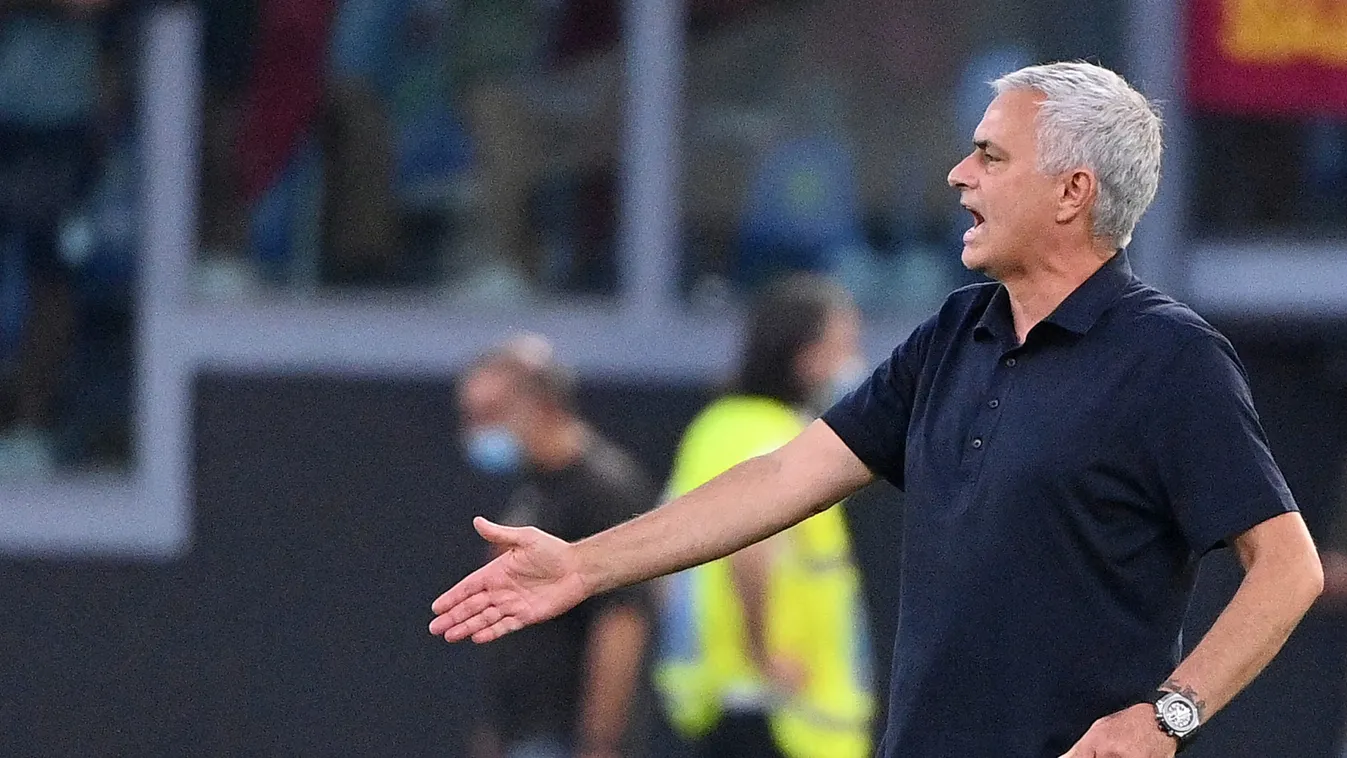 Mourinho balhézott, ráborította az asztalt az újságírókra