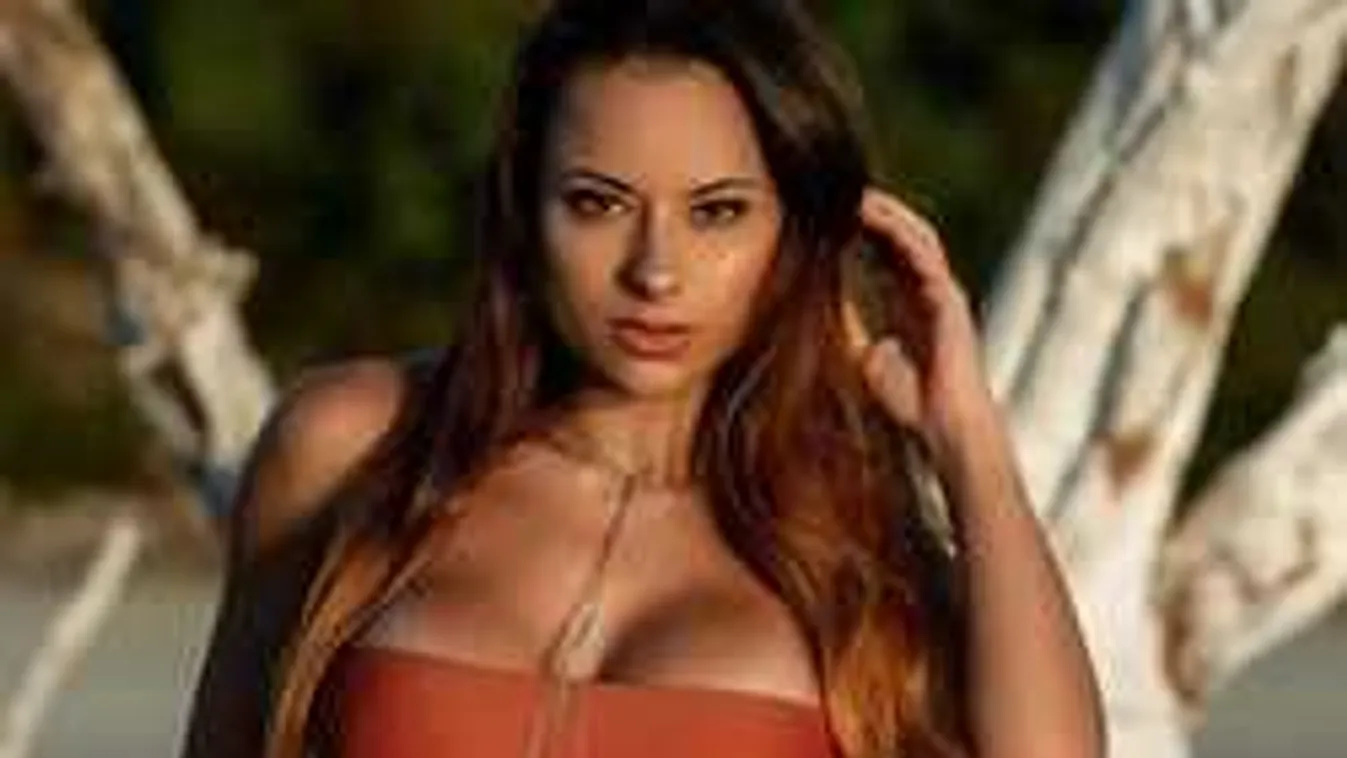 Furcsa pózban mutatta meg bámulatos melleit a népszerű videós