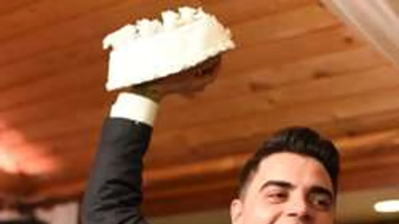 Nézd meg, mekkora buli volt az egykori villalakó esküvőjén!