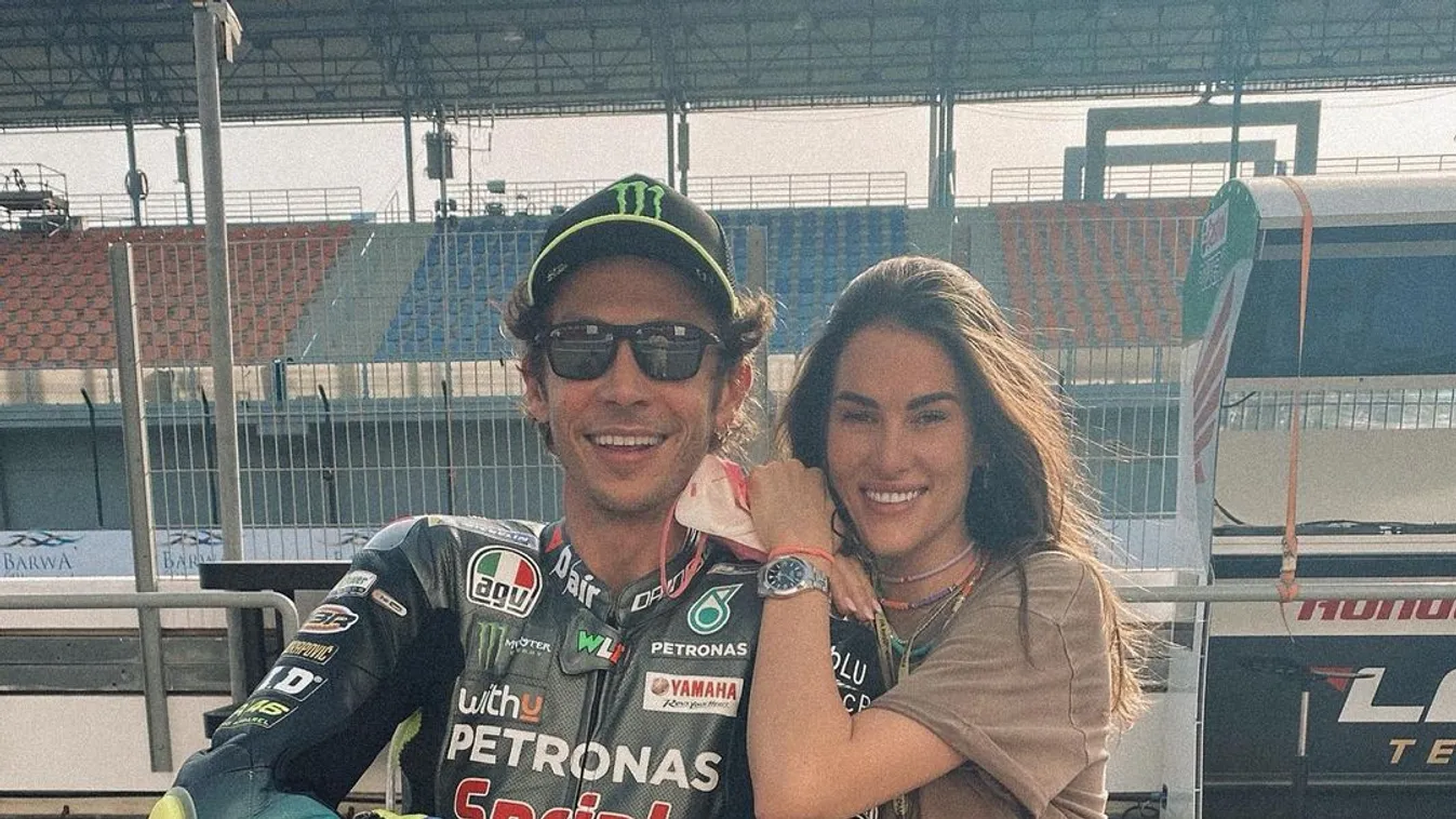 Valentino Rossi és kedvese, Francesca loszaili versenypályán