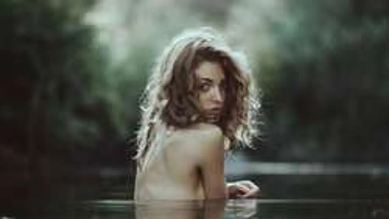 Megcsókolta a meztelen női testet a fotós kamerája