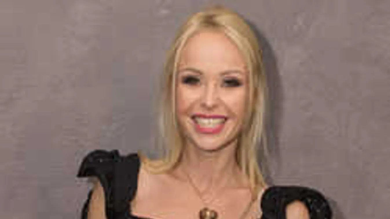 Ez durva, több száz tűt szúrtak Köllő Babett arcába