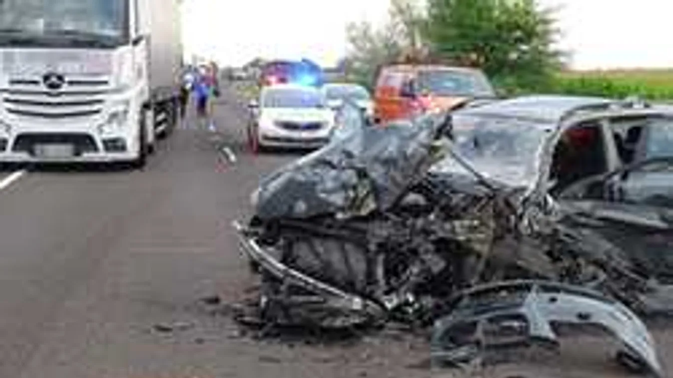 Megrázó fotók jöttek a hajnali balesetről, öten sérültek meg a 4-esen