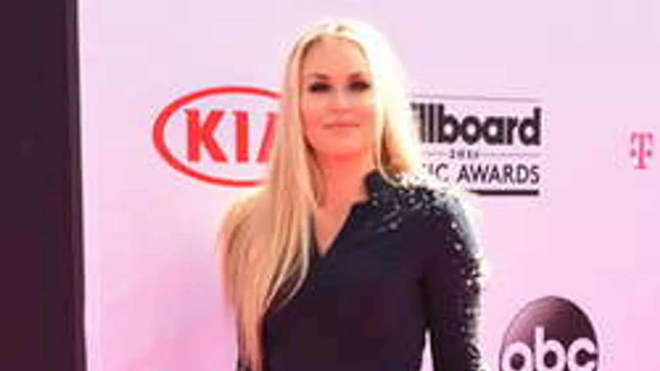 Bikinis bombázók szendvicsében a szexi síkirálynő