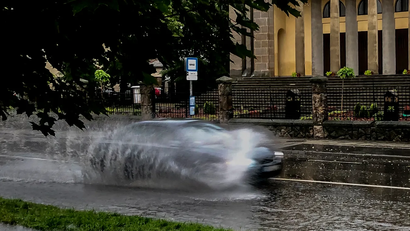 Emelték a riasztás fokozatát: brutális felhőszakadás és szélvihar csap le az országra