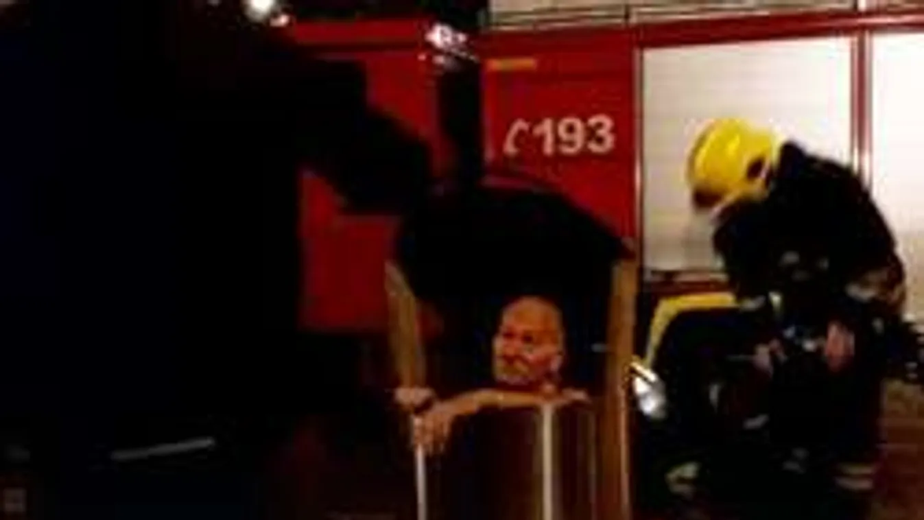 Tűzoltók mentették ki a kukába szorult nyugdíjast