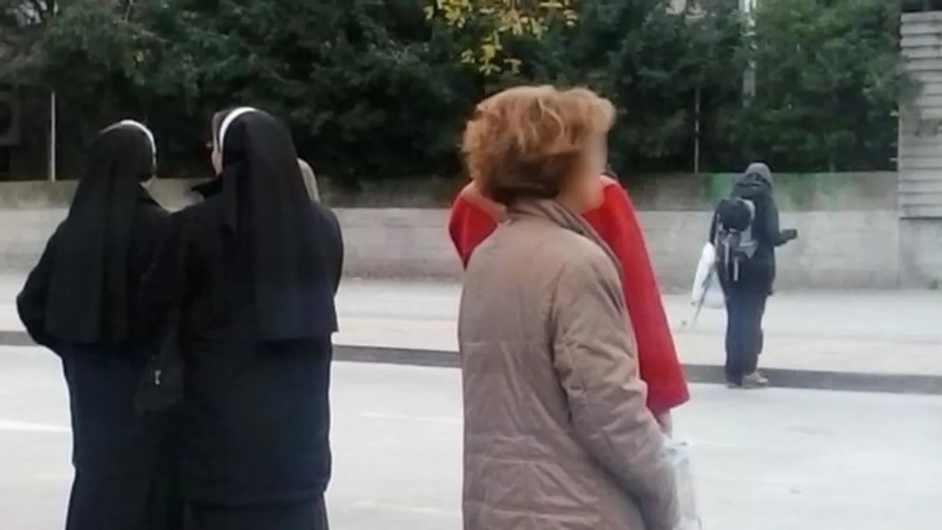 Hátborzongató, mi tűnt fel fényes nappal a buszra váró apácák mögött