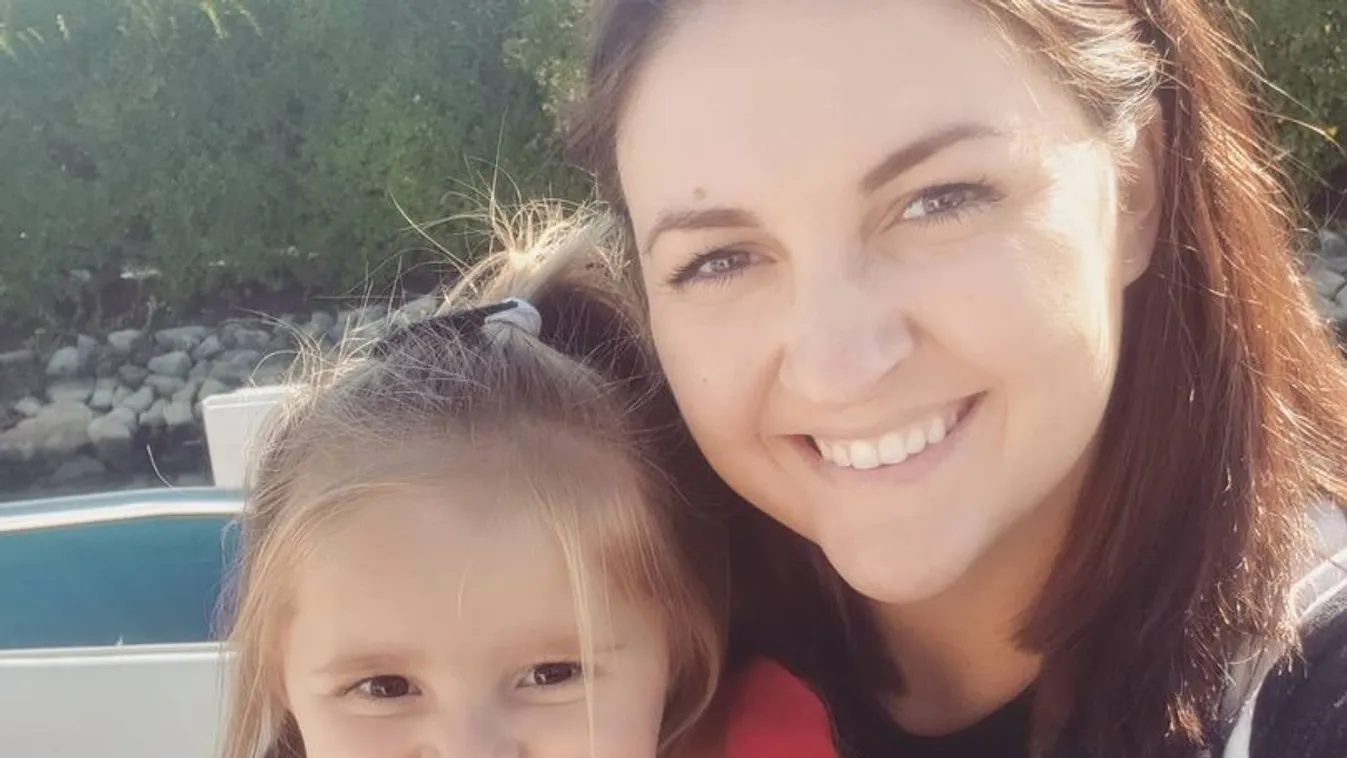 Meztelen fotót lőtt anyukájáról a kétéves kislány, majd elküldte mindenkinek