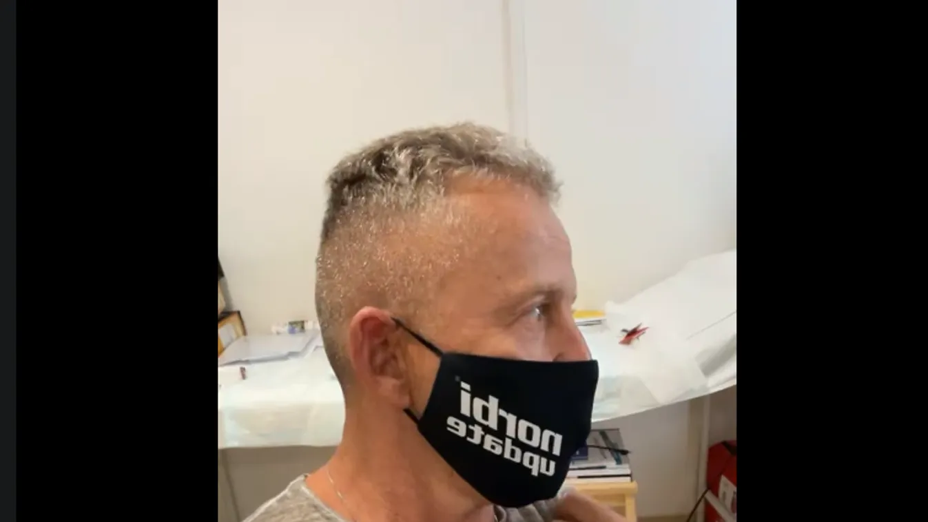 Schobert Norbi élőben közvetítette, ahogy kínai vakcinával beoltották