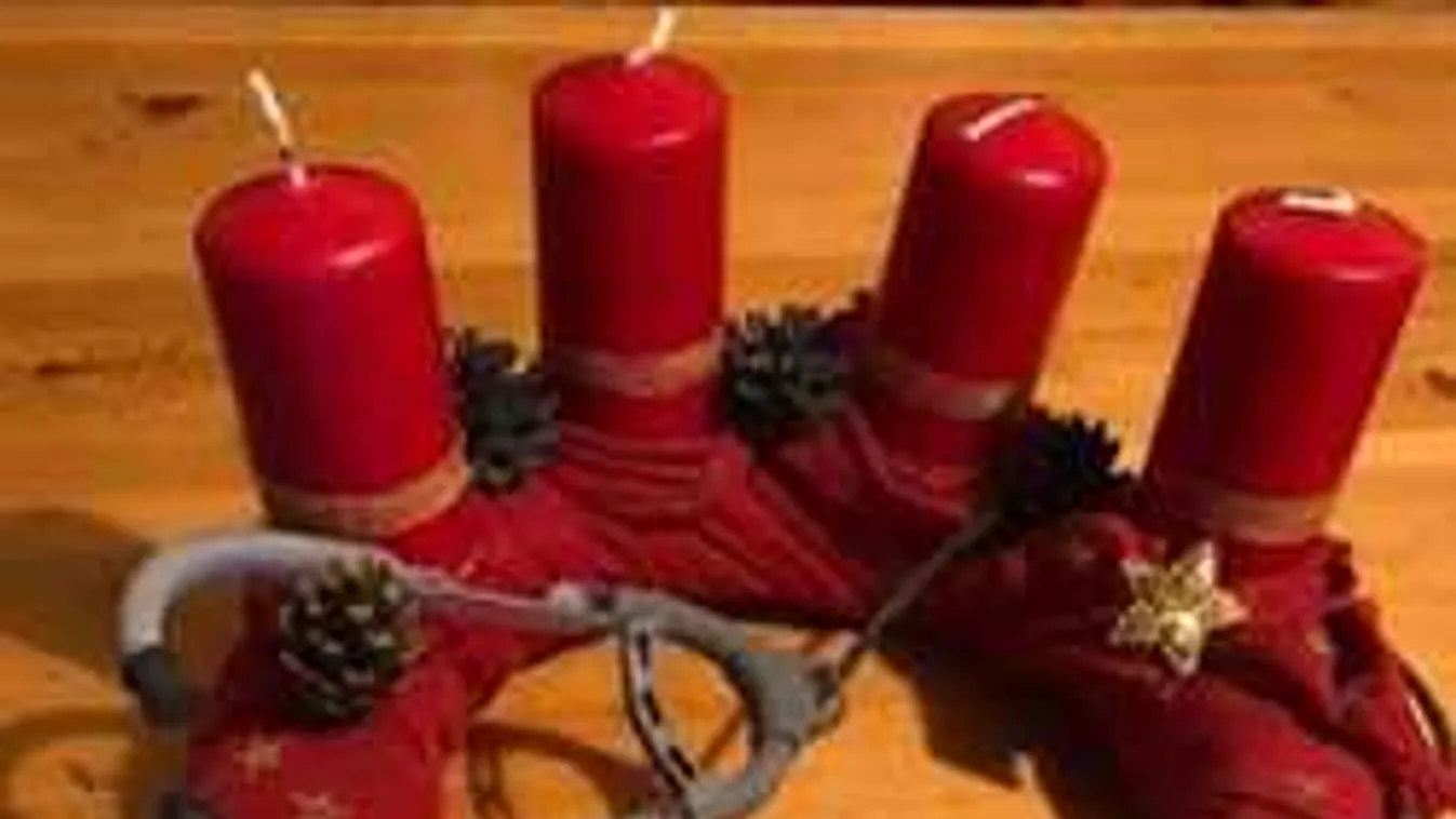 Szokatlan adventi koszorú a mentőknél, fotóval