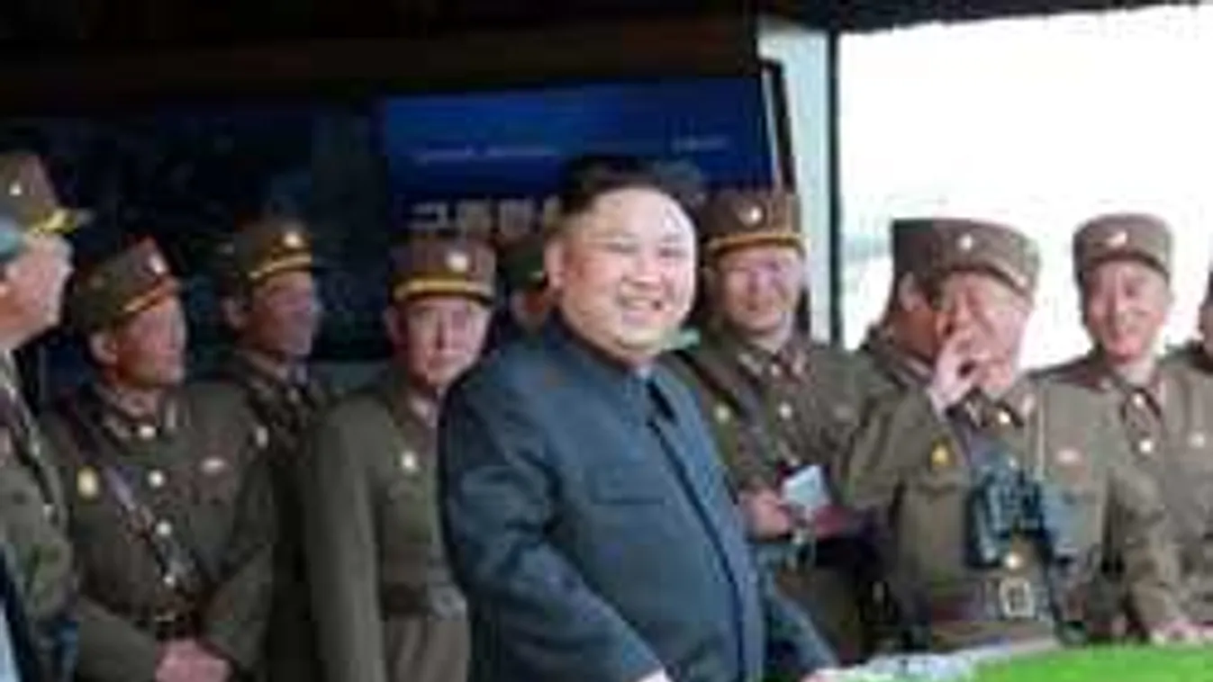 Szexrabszolgák etetik a diktátort