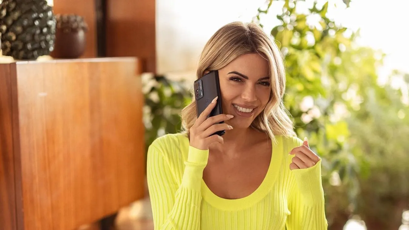 Szétnyílt a blúza, melleket villantott a szuperszexi riporternő