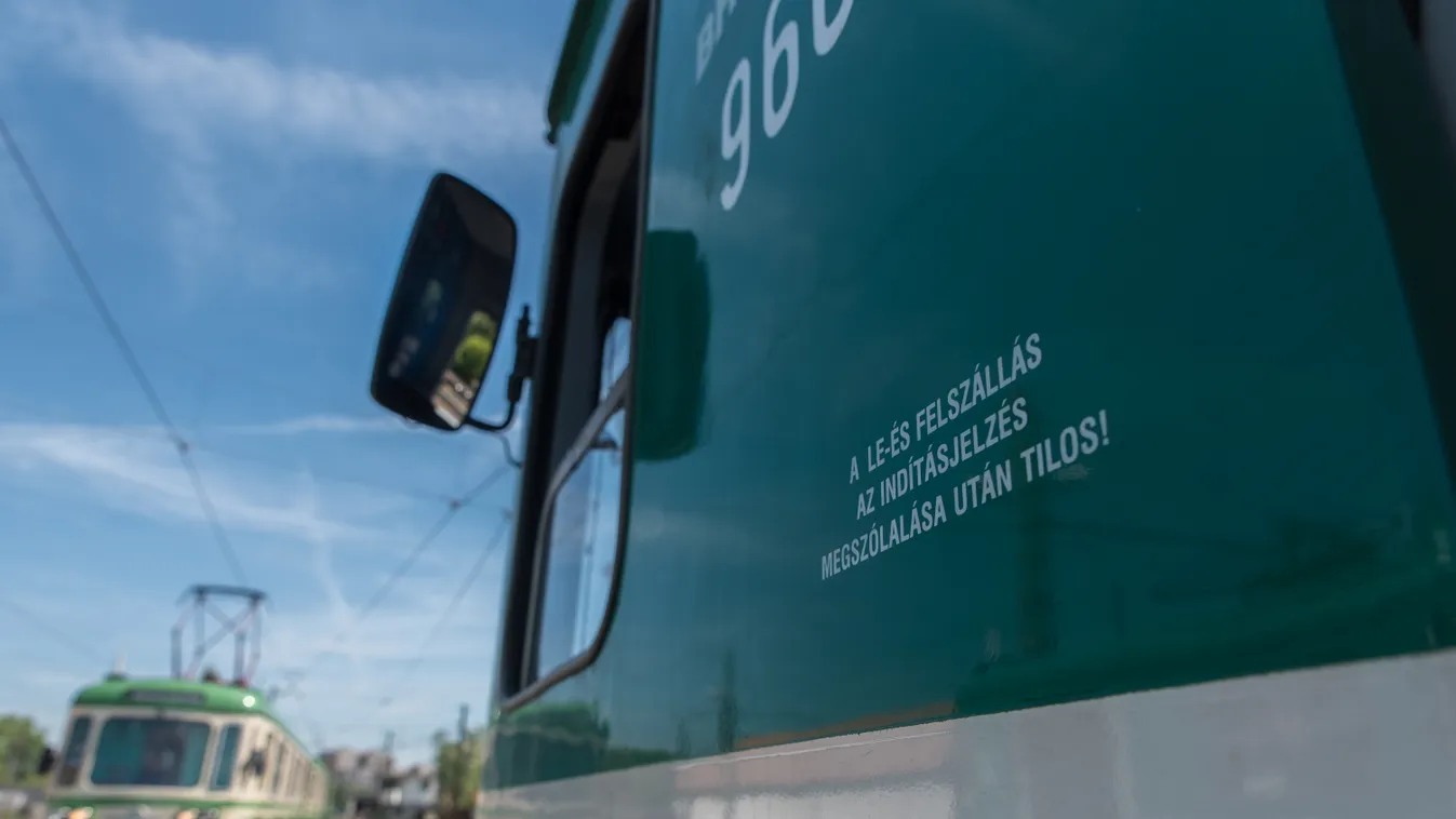 Videón a szörnyű baleset! Így tolta maga előtt a HÉV az autót