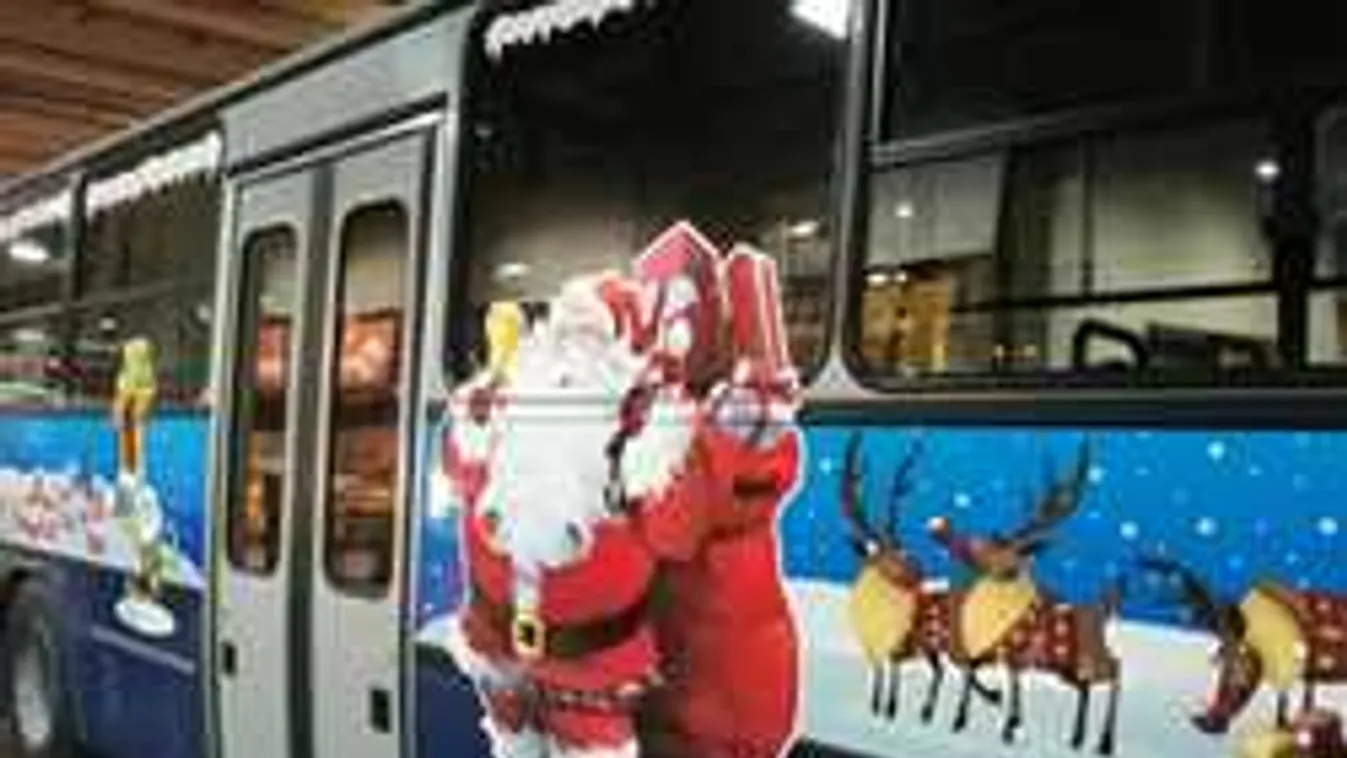 Elárasztották a járműveket a Mikulások