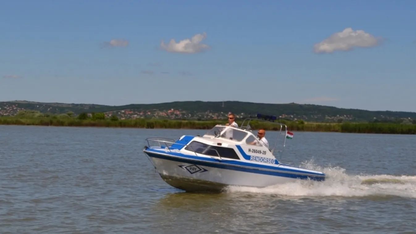 Dráma a Velencei-tavon: hárman ültek az irányíthatatlan hajóban