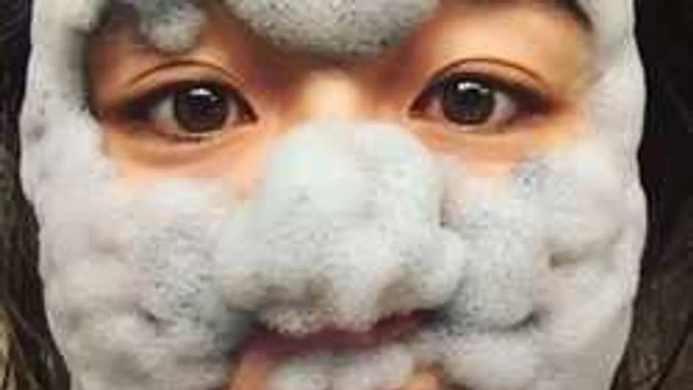 Eszméletlen, mit művel a nők arcával a koreai habmaszk